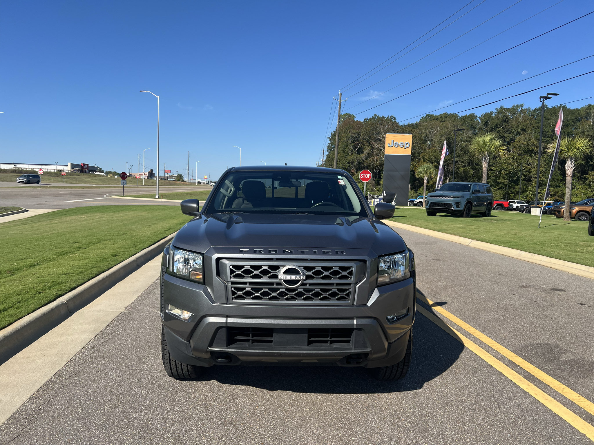Used 2022 Nissan Frontier SV AWD/4WD image 2