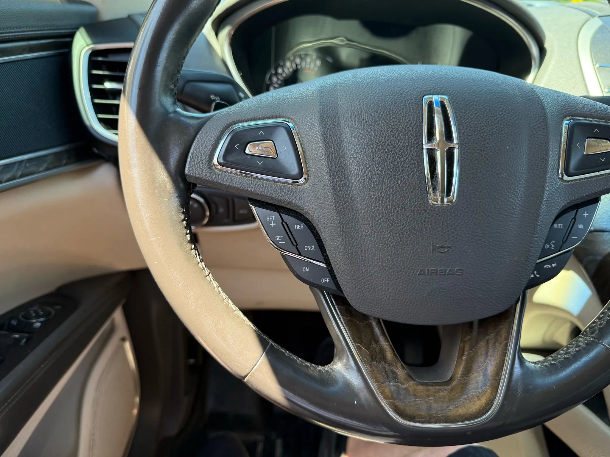 Used 2017 Lincoln MKX Reserve w/ Enhanced Security Package image 23