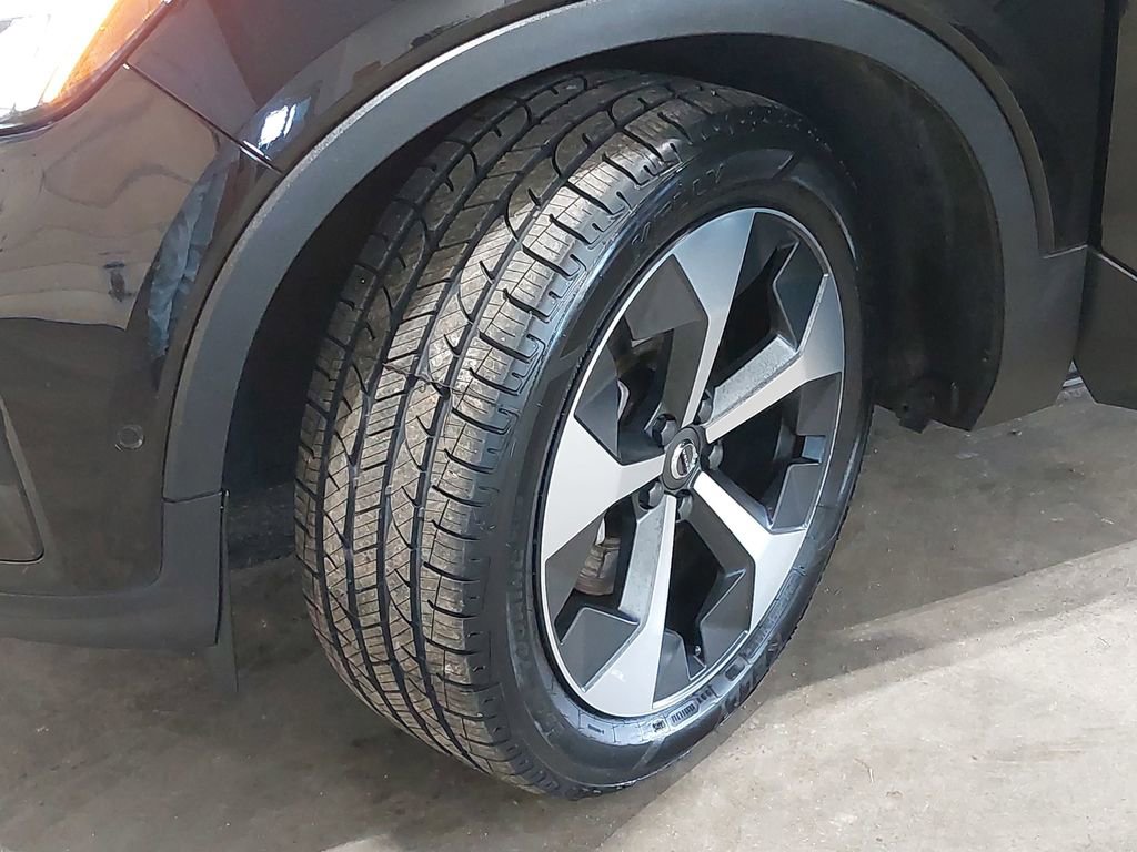 Used 2024 Volvo XC40 B5 Plus w/ Climate Package image 33