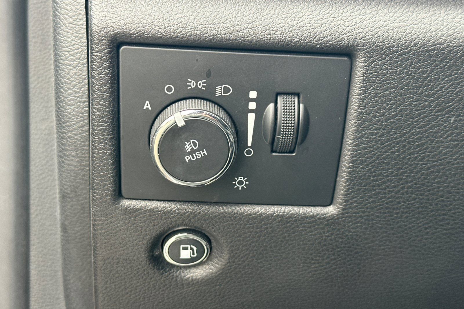 Used 2018 Jeep Grand Cherokee Limited image 42