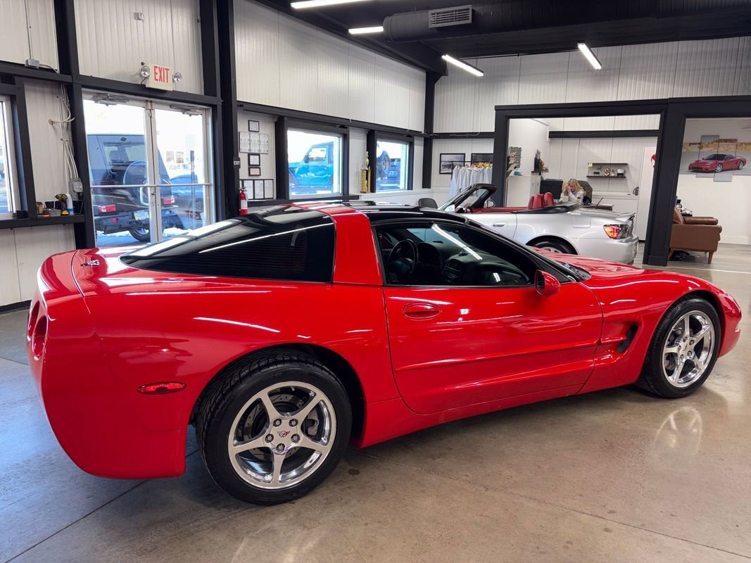 Used 2004 Chevrolet Corvette Coupe w/ Roof Package image 14