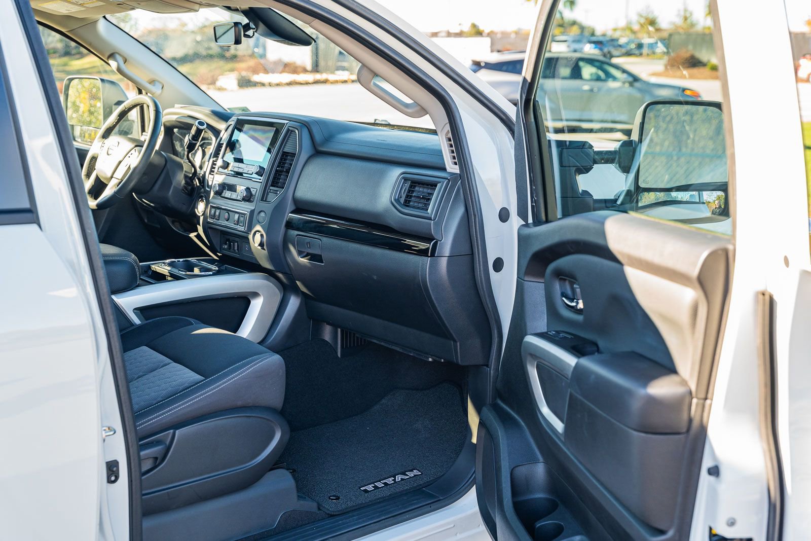 Used 2024 Nissan Titan SV w/ SV Convenience Package image 11