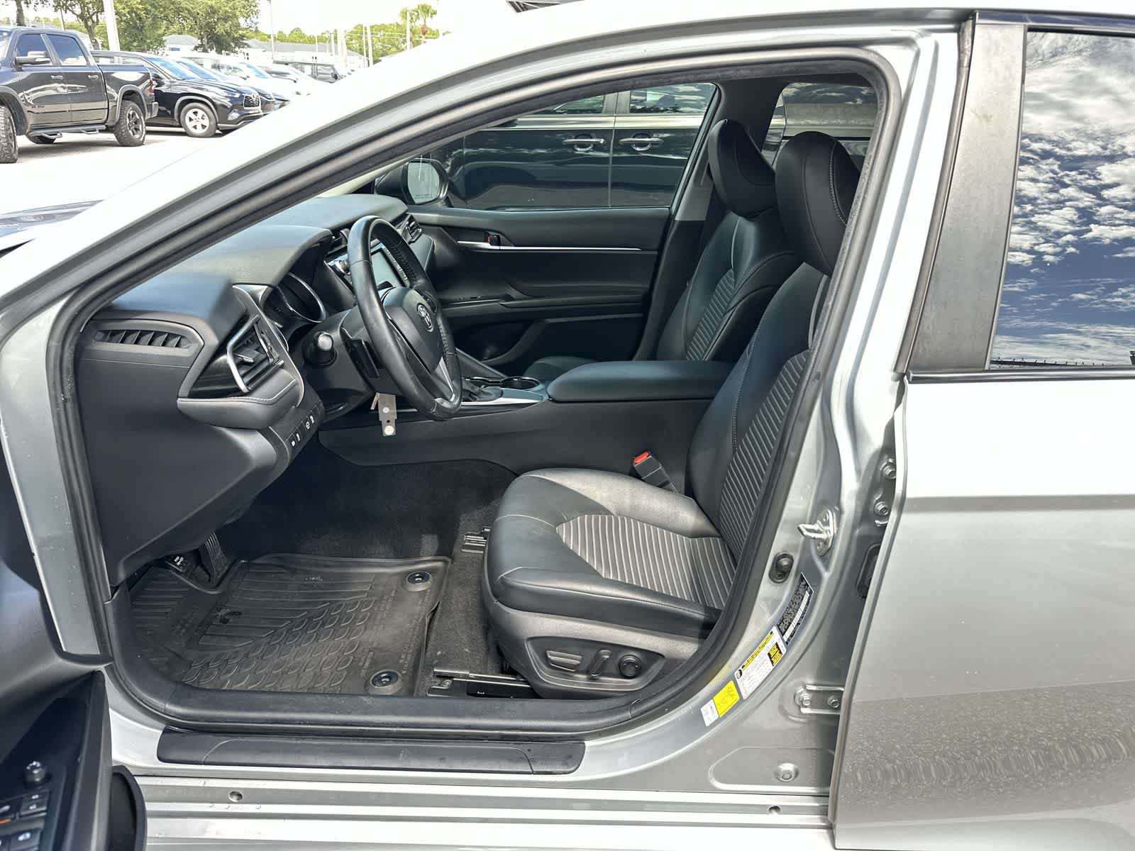 Used 2020 Toyota Camry SE FWD image 2
