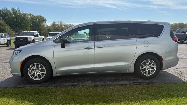 Used 2026 Chrysler Pacifica Select FWD image 12