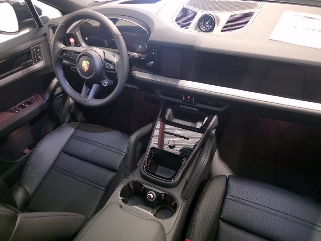 New 2026 Porsche Cayenne Coupe AWD/4WD image 18