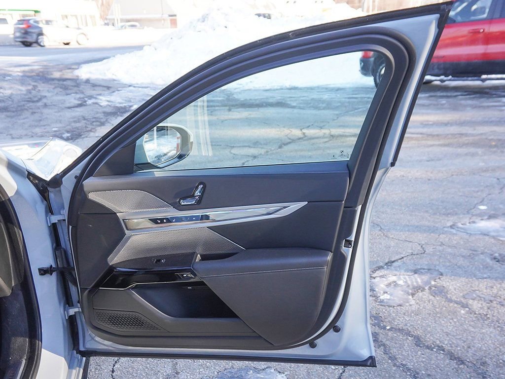 Used 2023 BMW 760i xDrive w/ Parking Assistance Package image 30