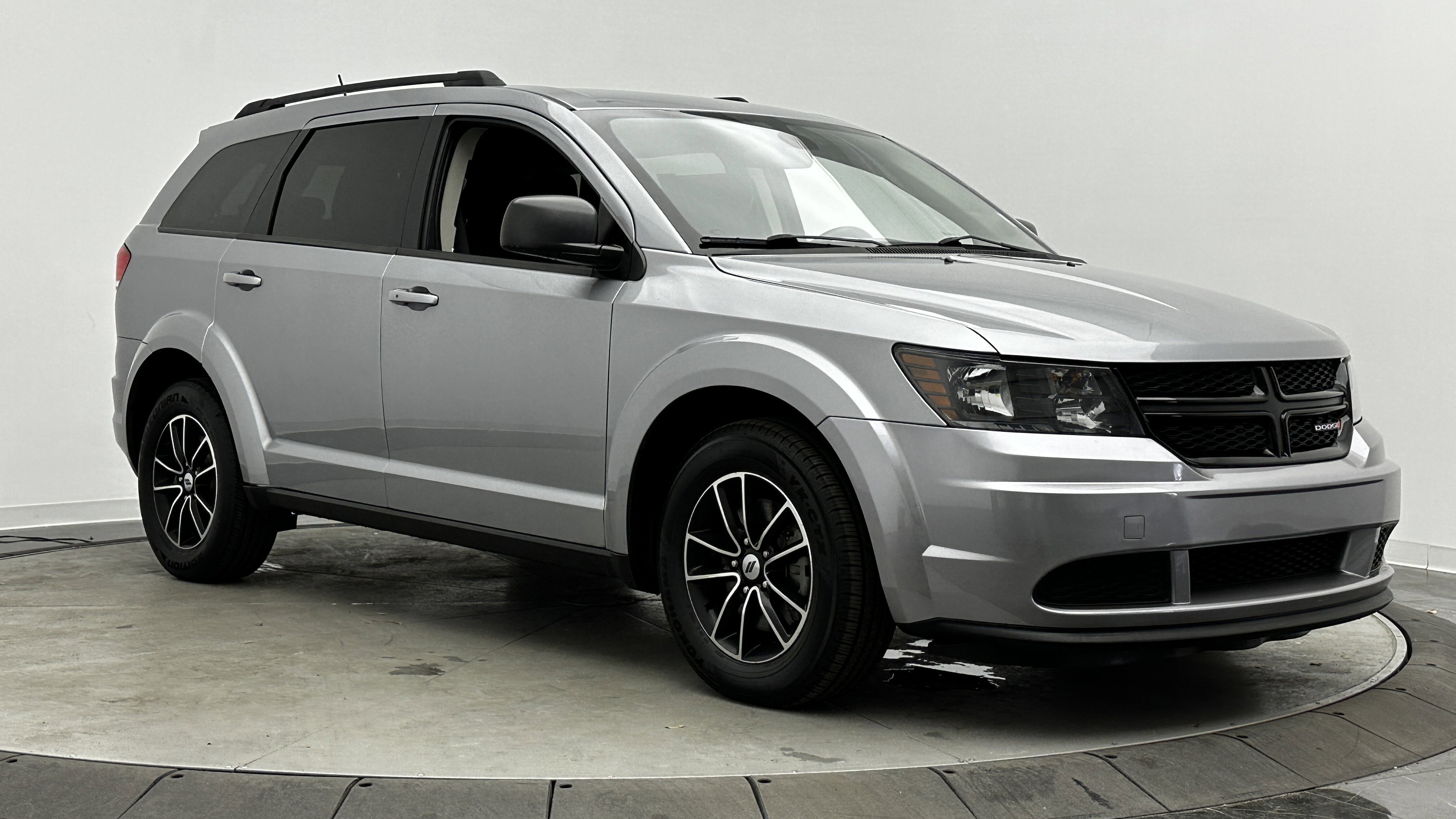 Used 2018 Dodge Journey SE w/ Popular Equipment Group image 3