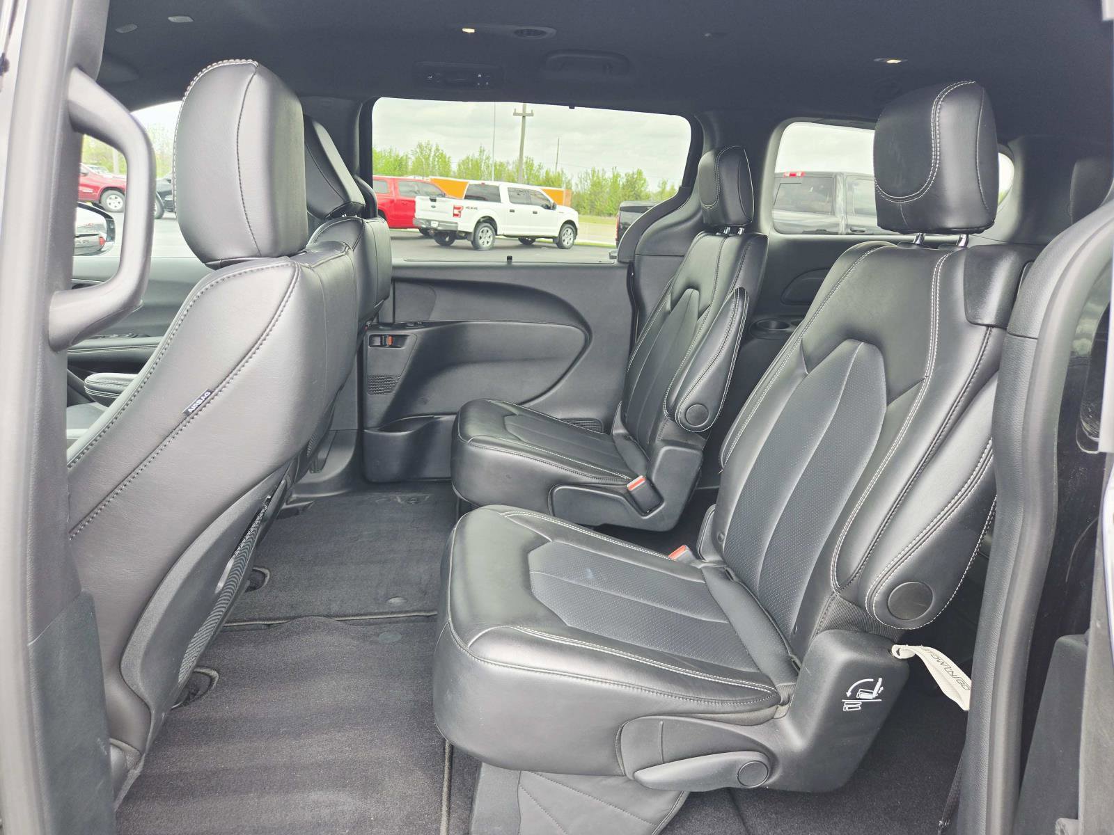 Used 2025 Chrysler Pacifica Select image 13