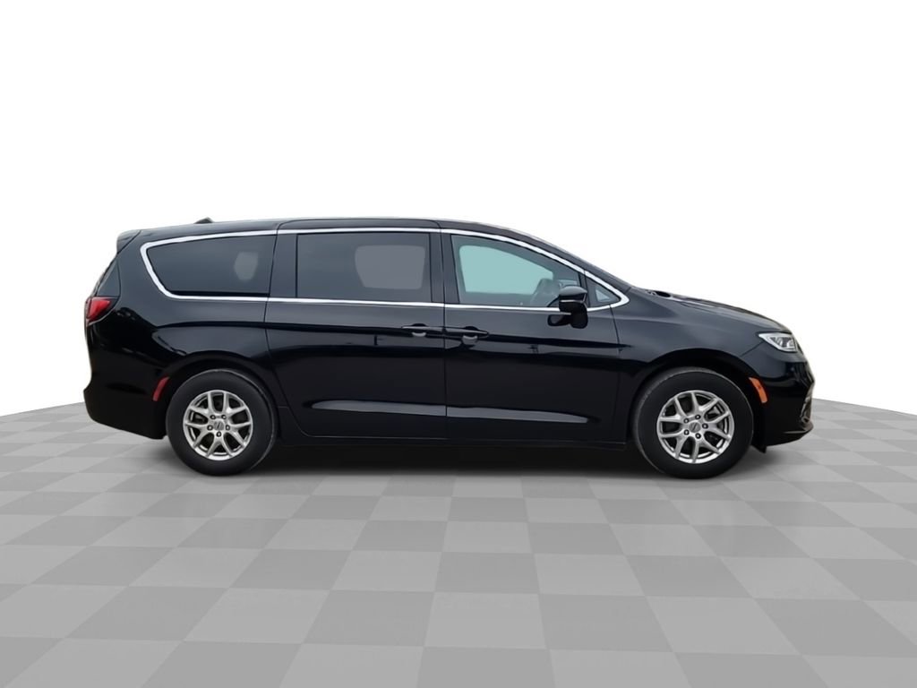 Used 2025 Chrysler Pacifica Select FWD image 9