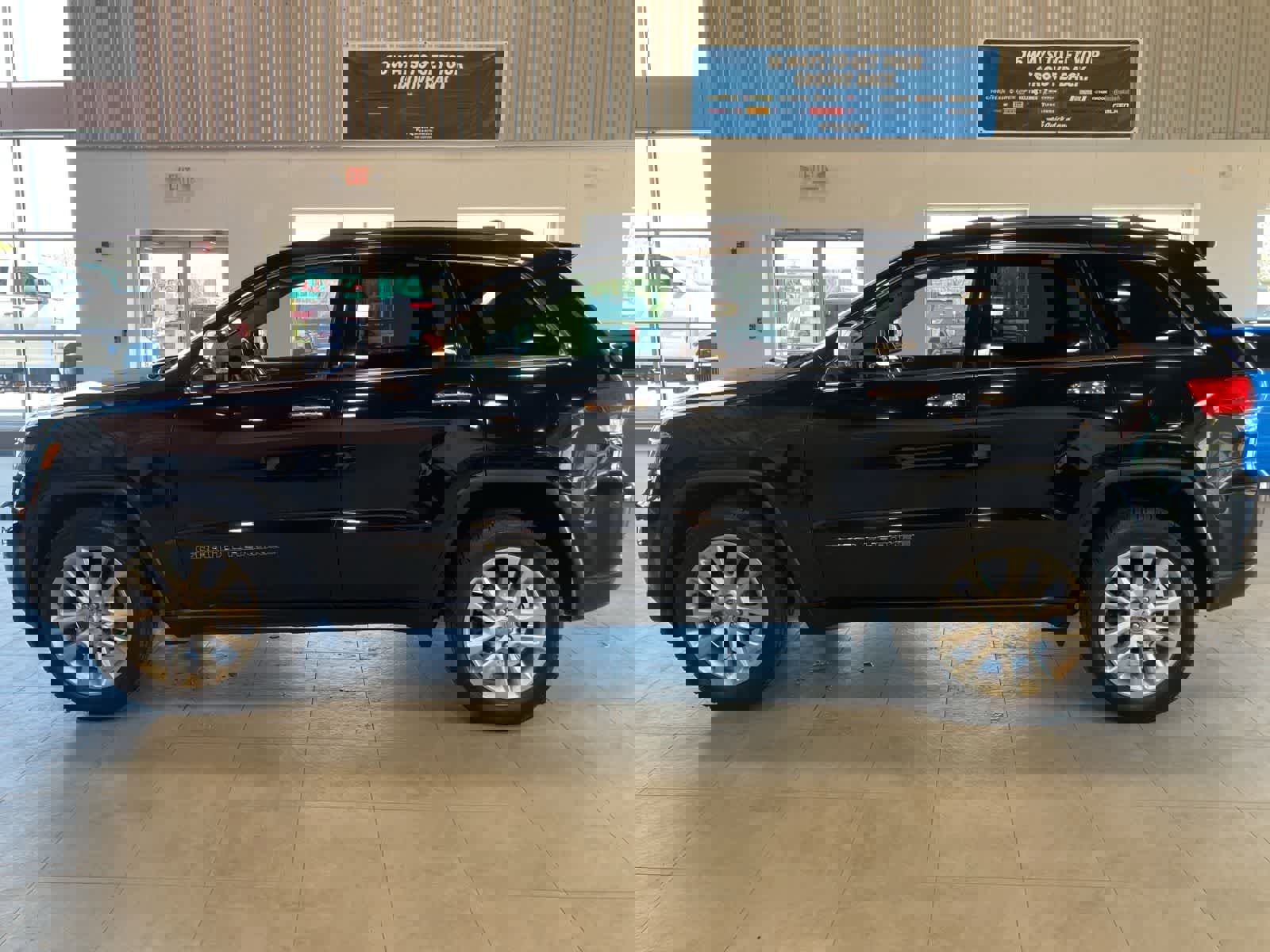 Used 2017 Jeep Grand Cherokee Limited AWD/4WD image 8