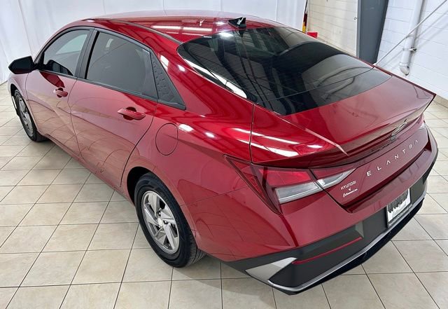 Used 2024 Hyundai Elantra SE FWD image 3