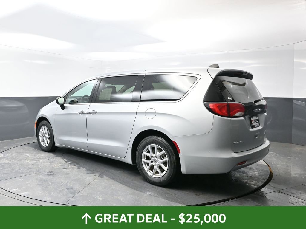 Used 2024 Chrysler Voyager LX image 12