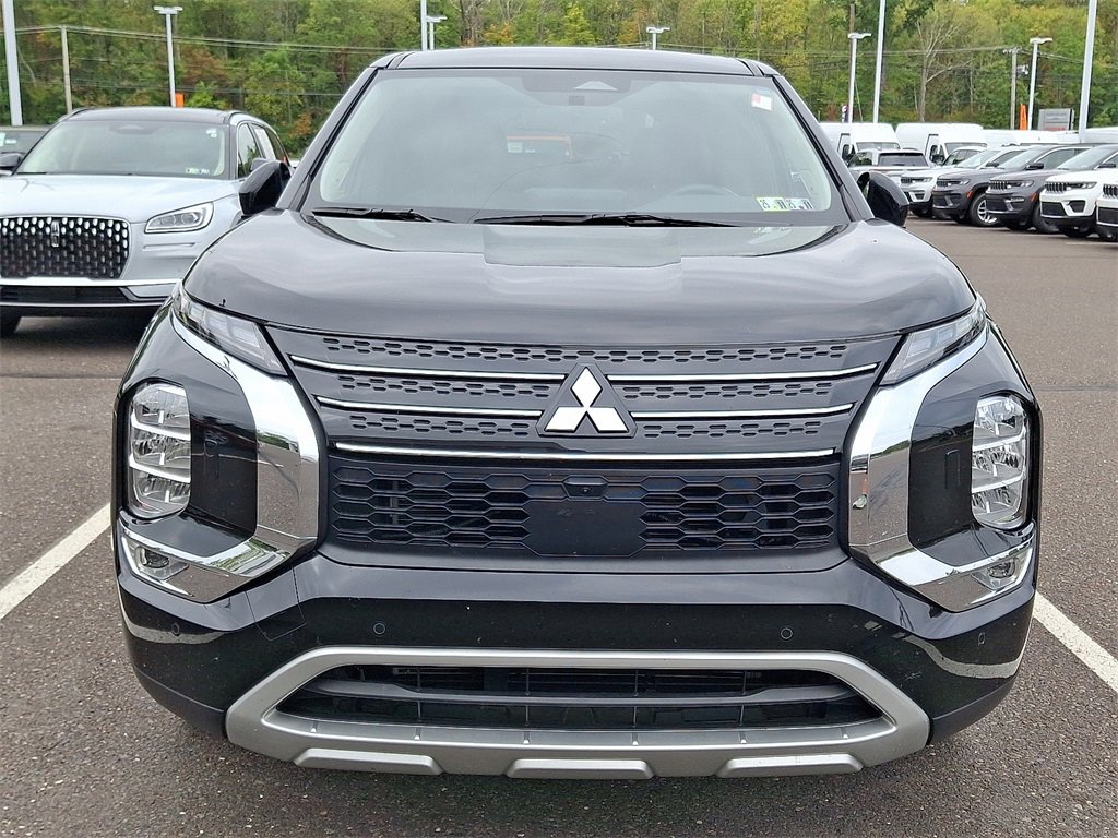 Used 2023 Mitsubishi Outlander SE image 2