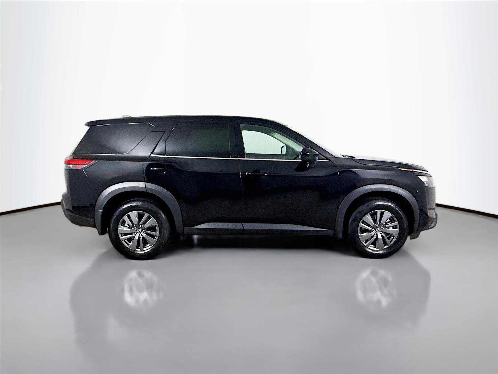 Used 2025 Nissan Pathfinder S image 16