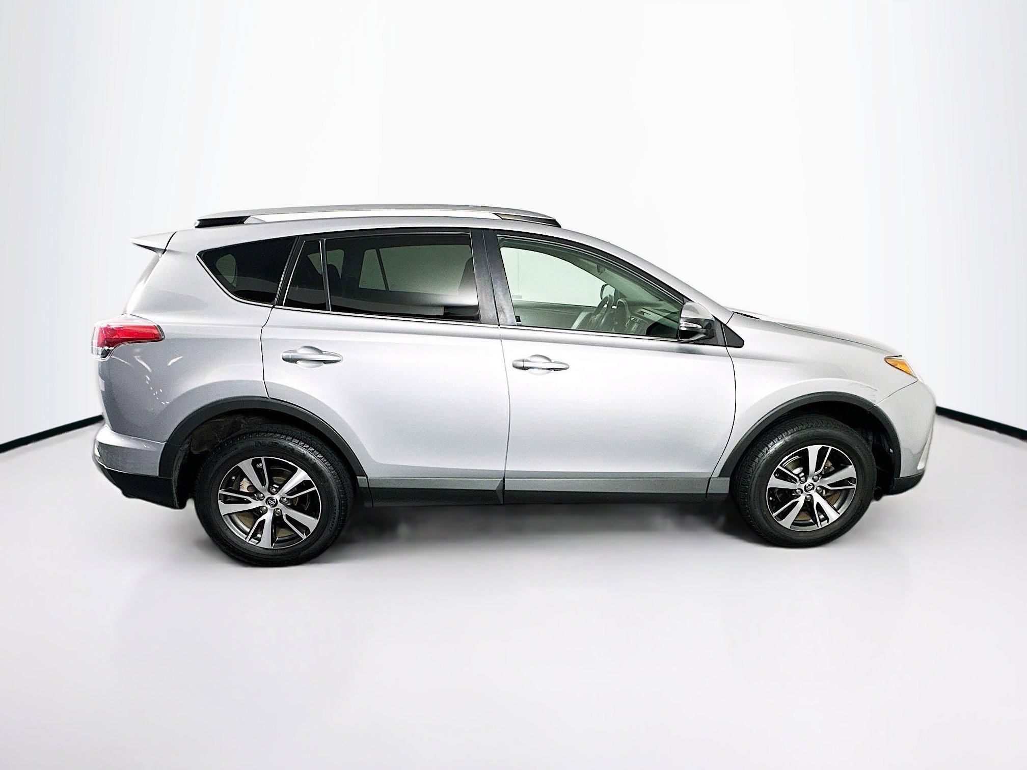 Used 2018 Toyota RAV4 XLE image 10