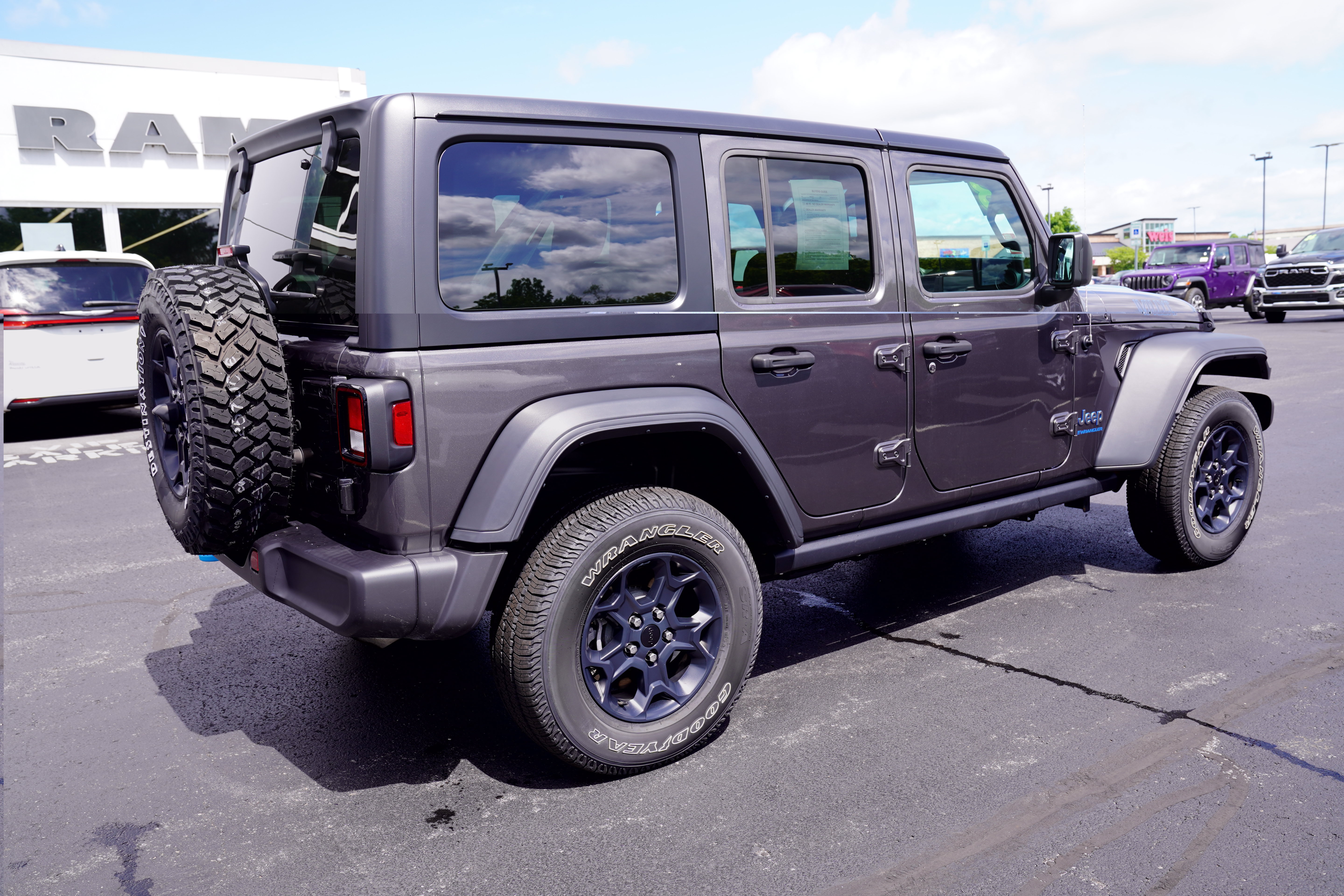 Used 2023 Jeep Wrangler Unlimited w/ Cold Weather Group AWD/4WD video 2