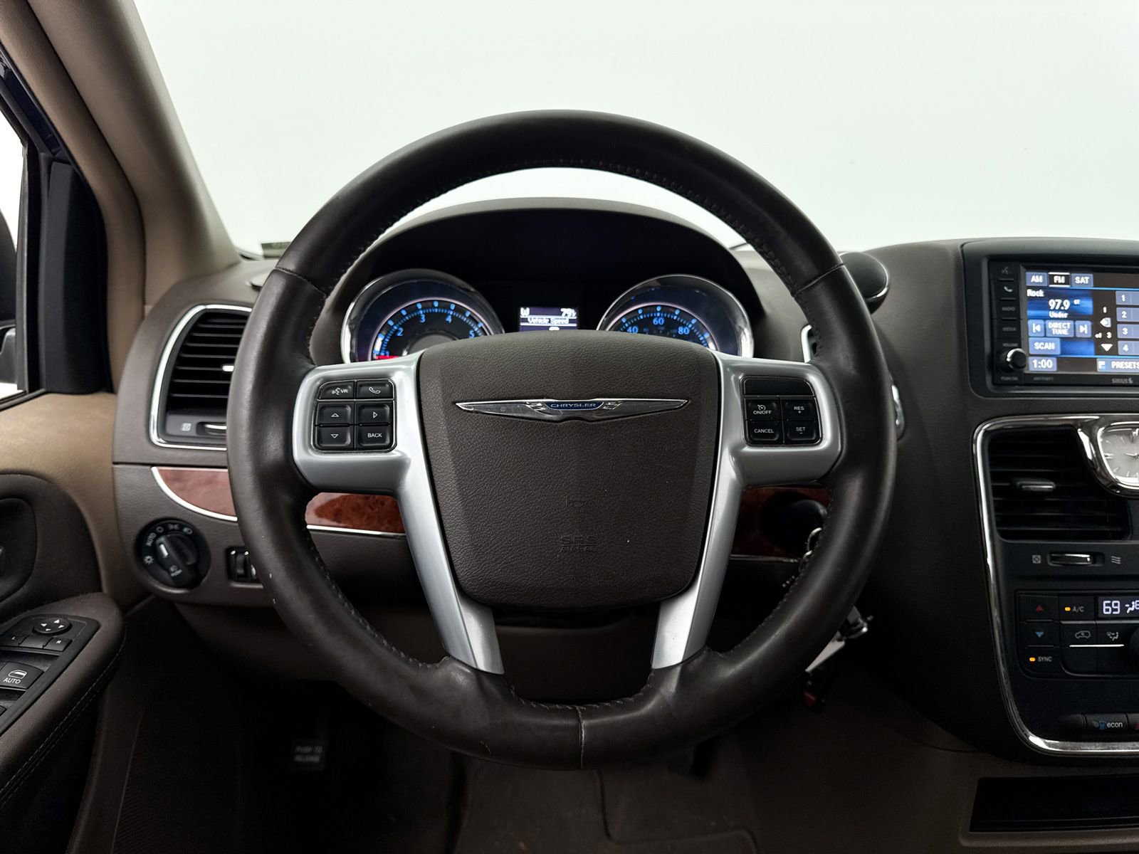 Used 2013 Chrysler Town & Country Touring FWD image 3