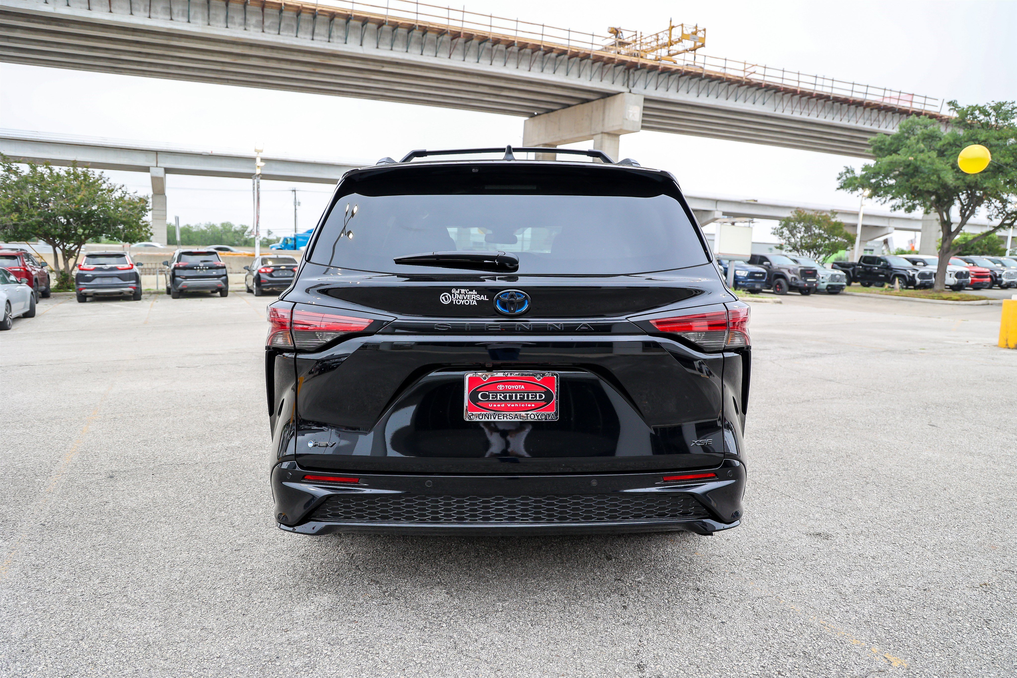 Used 2025 Toyota Sienna XSE w/ XSE Plus Package FWD image 8