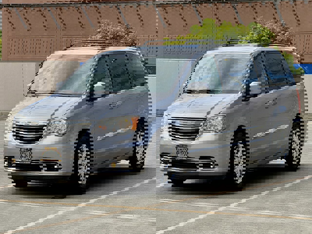 Used 2015 Chrysler Town & Country Touring image 3