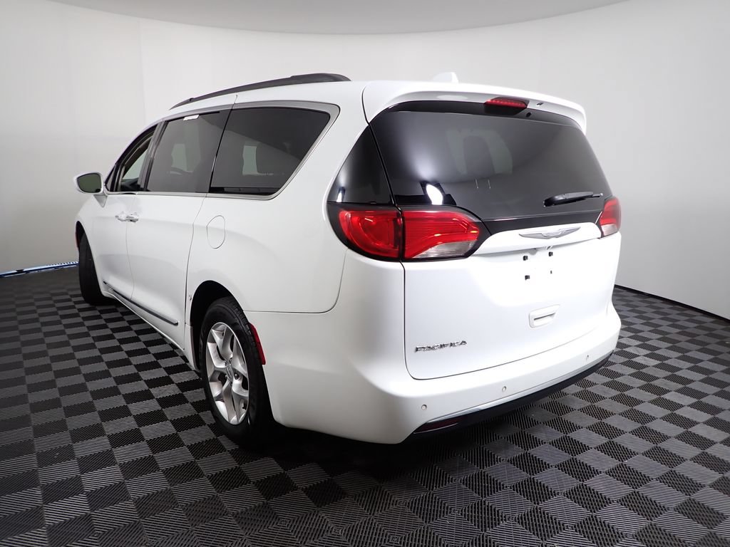 Used 2017 Chrysler Pacifica Touring-L w/ Tire & Wheel Group FWD image 11