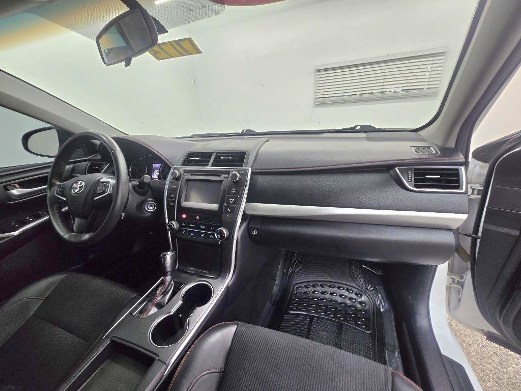 Used 2017 Toyota Camry SE w/ Moonroof Package FWD image 22