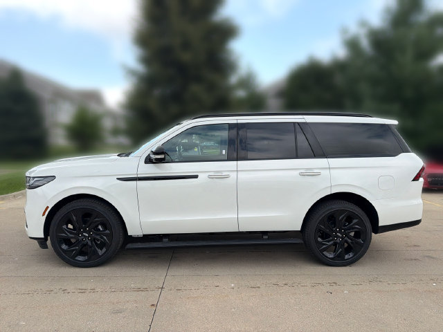 New 2027 Lincoln Navigator Reserve w/ Jet Appearance Package AWD/4WD image 10