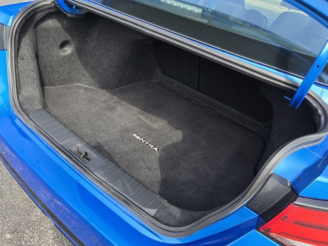 Used 2025 Nissan Sentra SR FWD image 18
