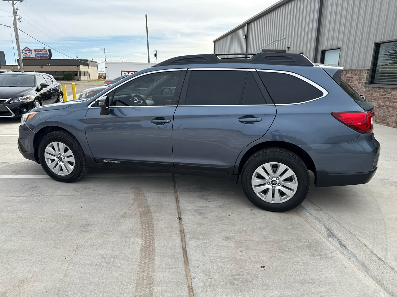 Used 2017 Subaru Outback 2.5i Premium image 12