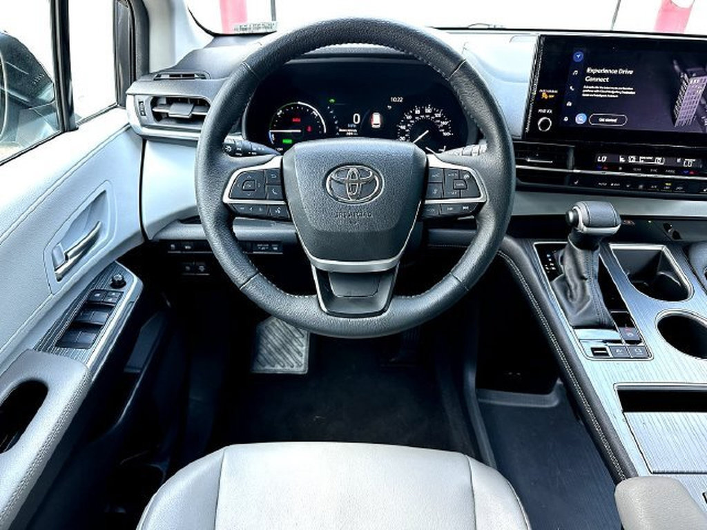 Used 2025 Toyota Sienna XLE FWD image 22