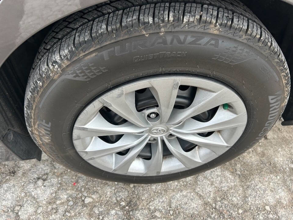 Used 2016 Toyota Camry LE image 10