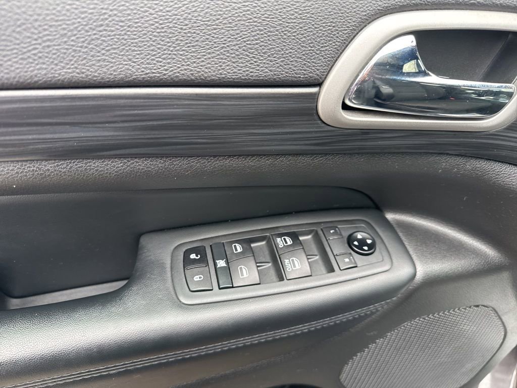 Used 2021 Jeep Grand Cherokee Laredo image 13