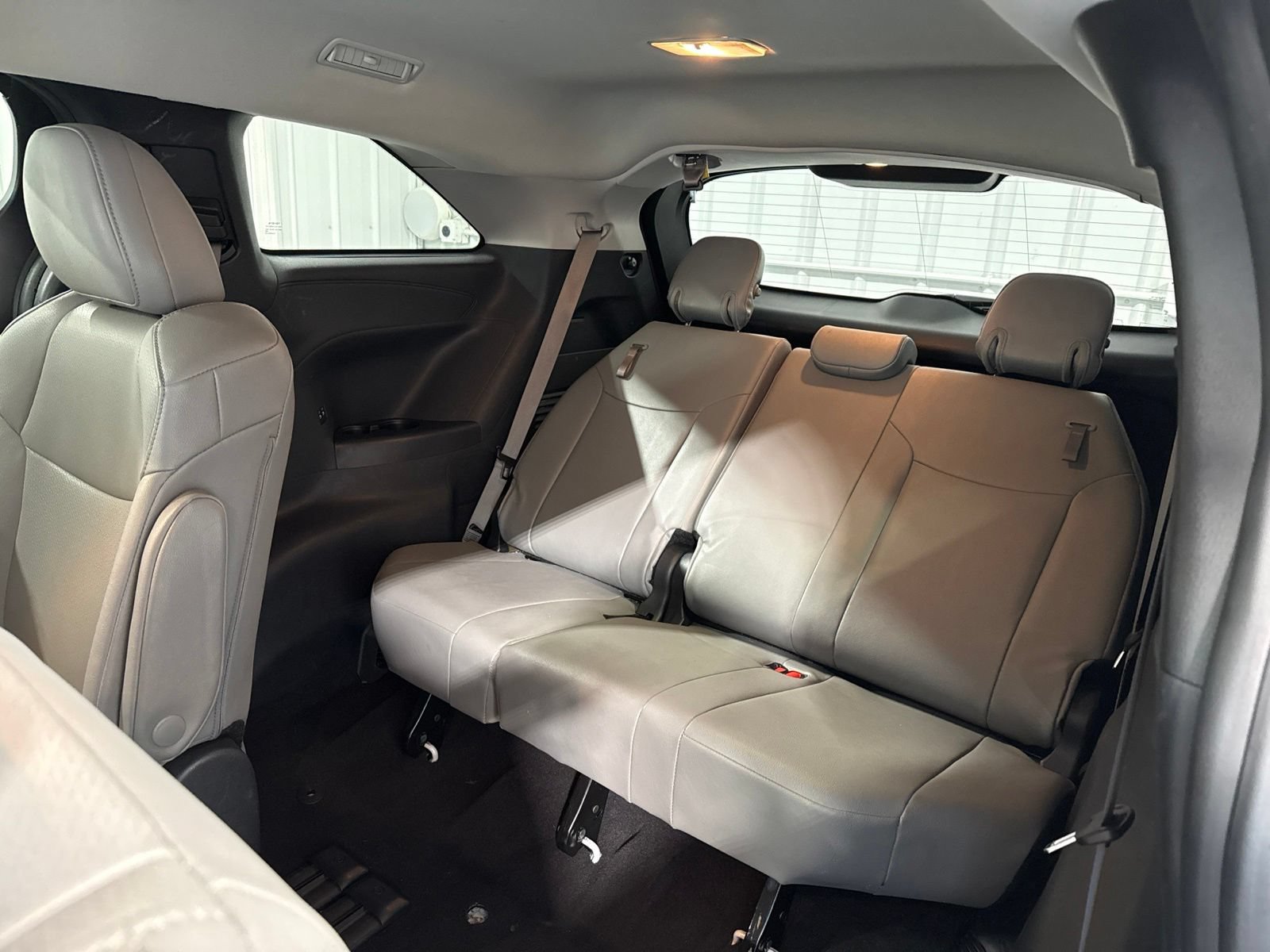 Used 2025 Toyota Sienna XLE FWD image 23