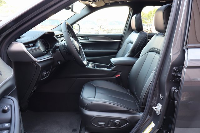 New 2025 Jeep Grand Cherokee Limited w/ Luxury Tech Group II image 11