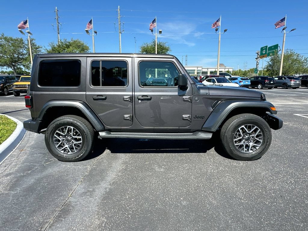 Used 2025 Jeep Wrangler Unlimited Sahara AWD/4WD image 4