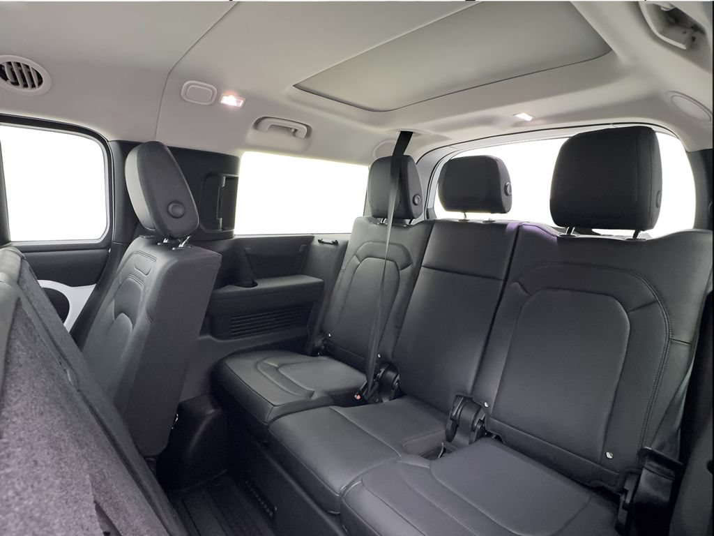 Used 2023 Land Rover Defender 130 SE AWD/4WD image 25