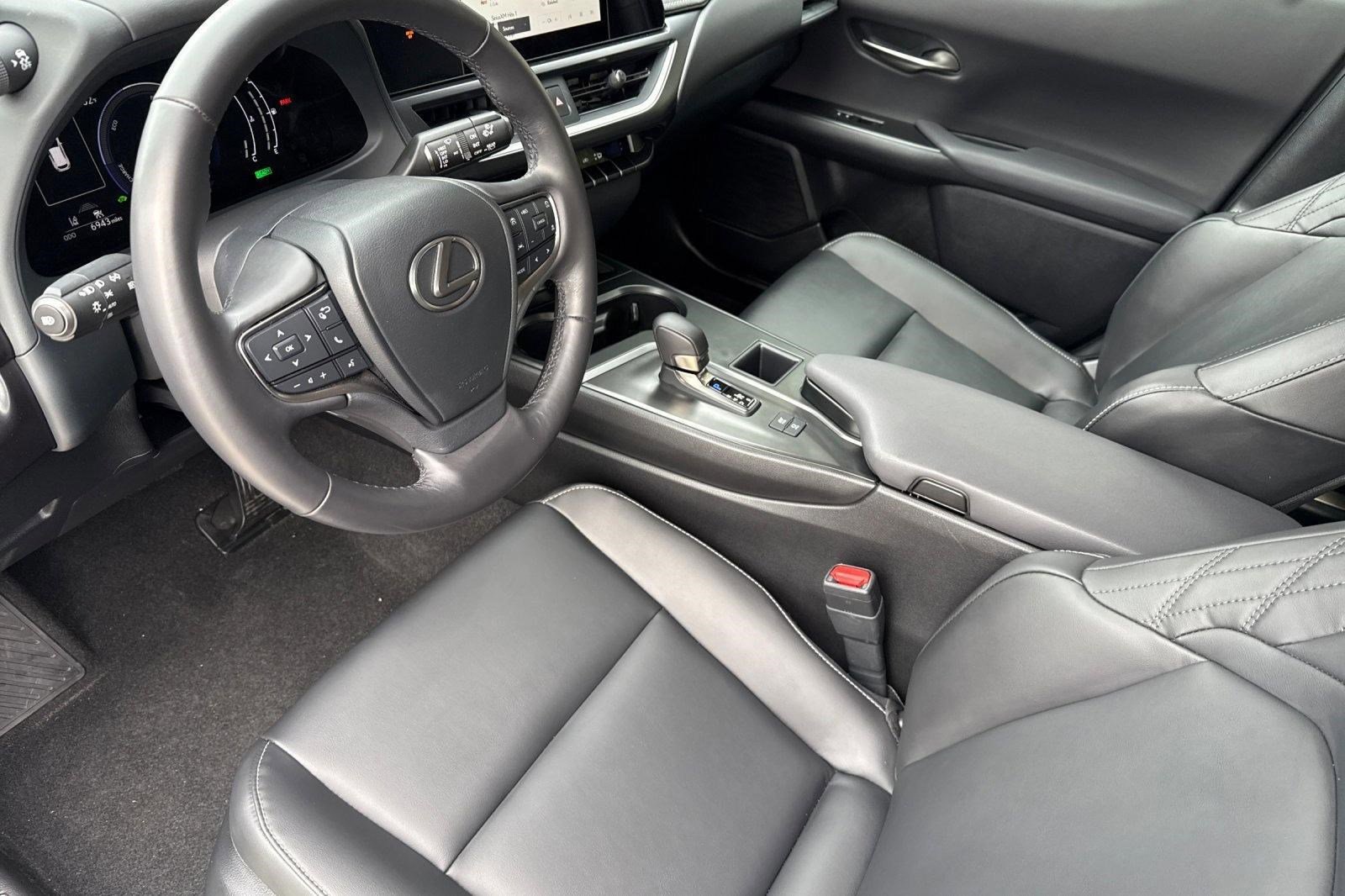 Certified 2025 Lexus UX 300h FWD w/ Accessory Package (Z2) image 4