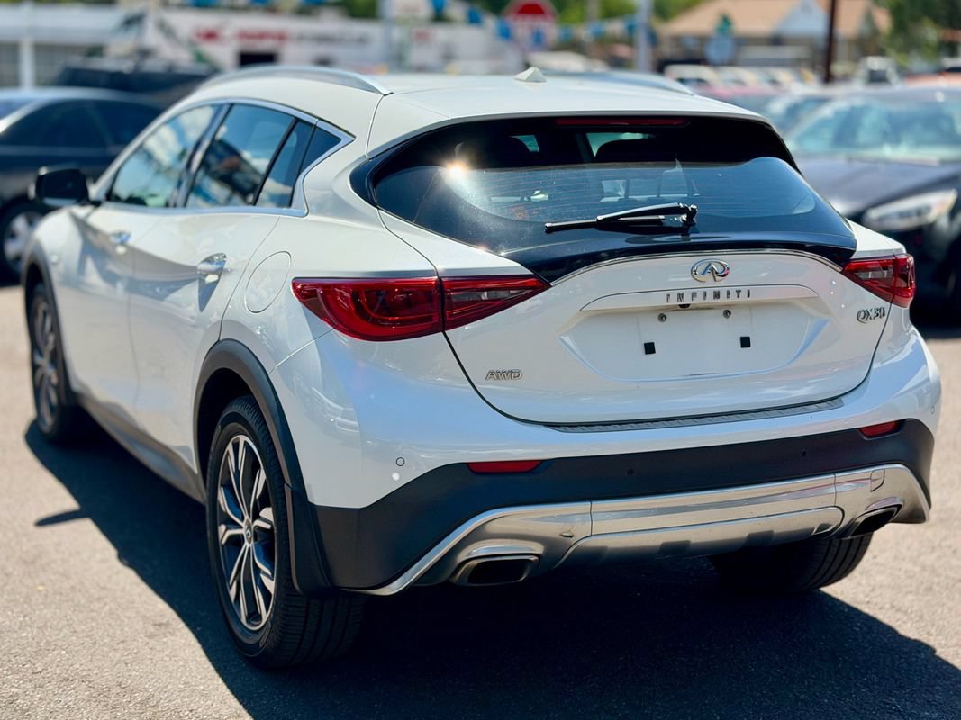 Used 2017 INFINITI QX30 Premium w/ Navigation Package AWD/4WD image 3