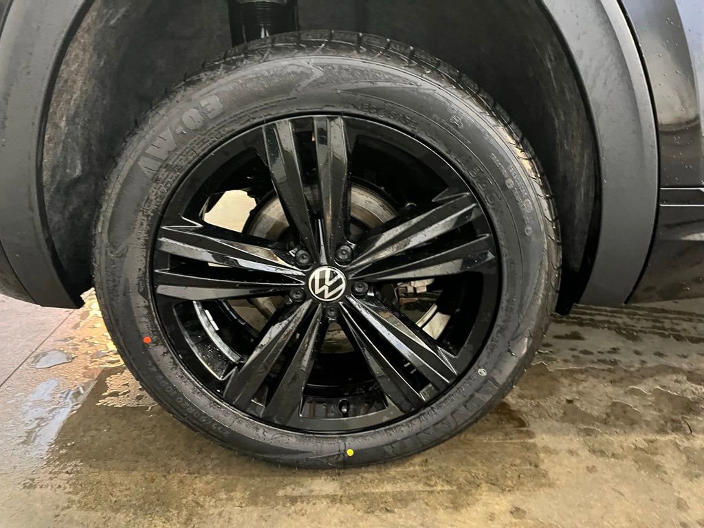 Certified 2023 Volkswagen Atlas Cross Sport SEL R-Line AWD/4WD image 32