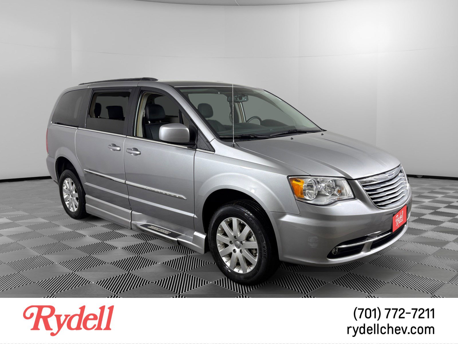 Used 2016 Chrysler Town & Country Touring image 7