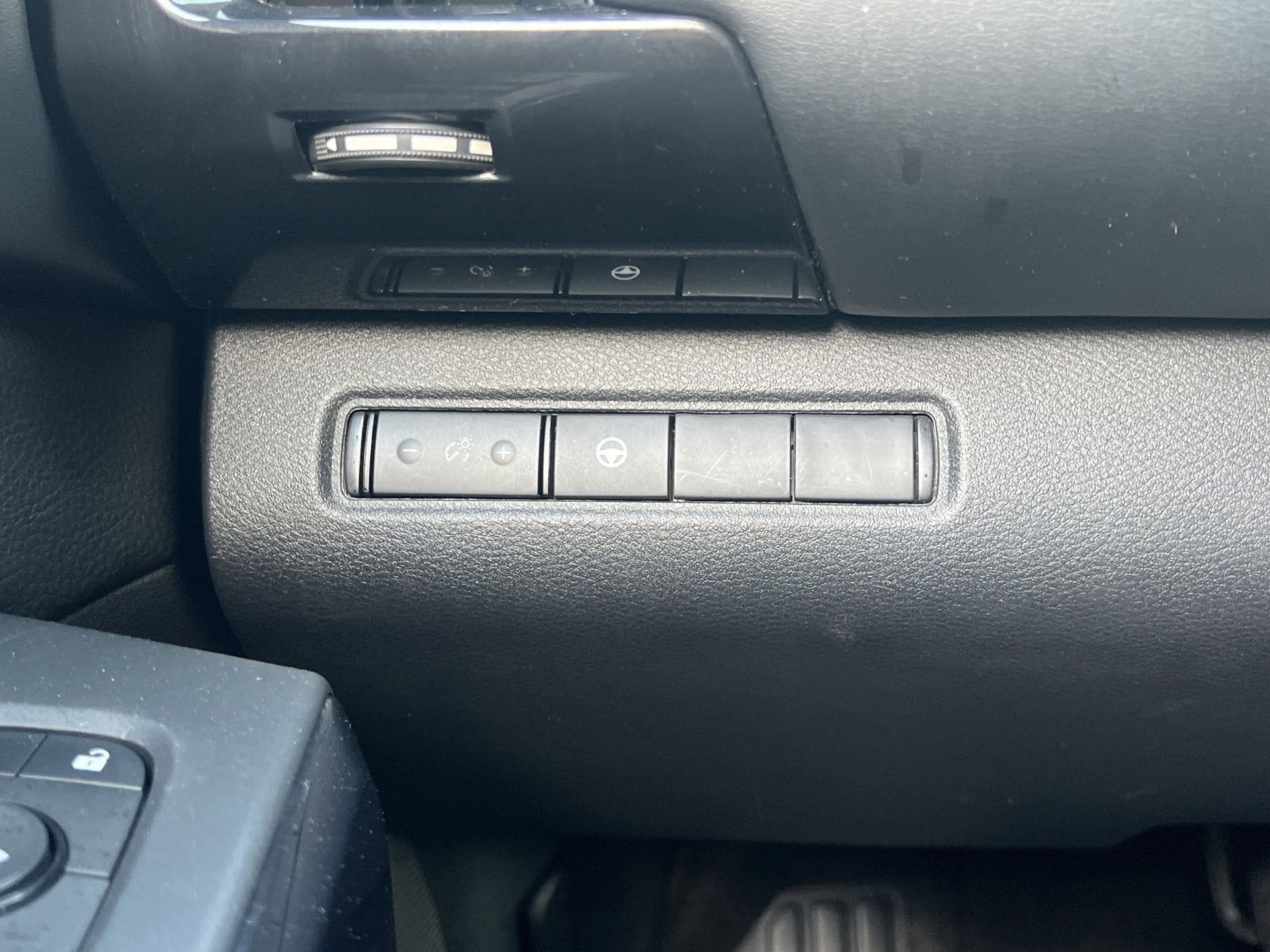 Used 2024 Nissan Pathfinder SV FWD image 11