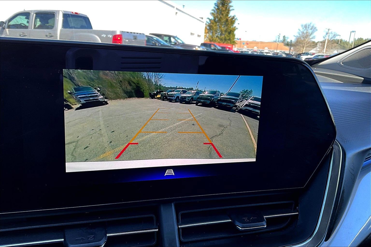 Used 2025 Chevrolet Trax LT w/ LT Convenience Package FWD image 9