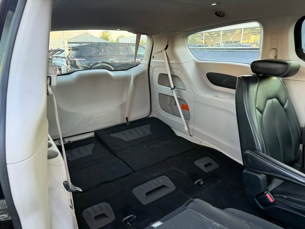 Used 2023 Chrysler Pacifica Touring-L image 12