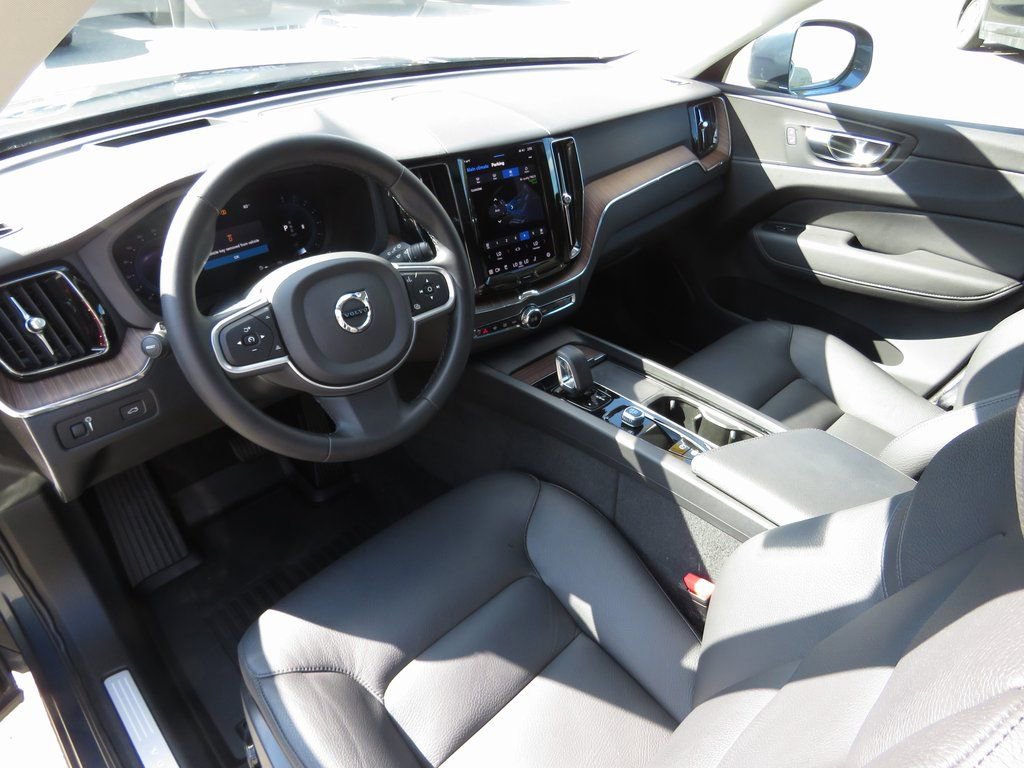 Used 2022 Volvo XC60 B5 Momentum image 12