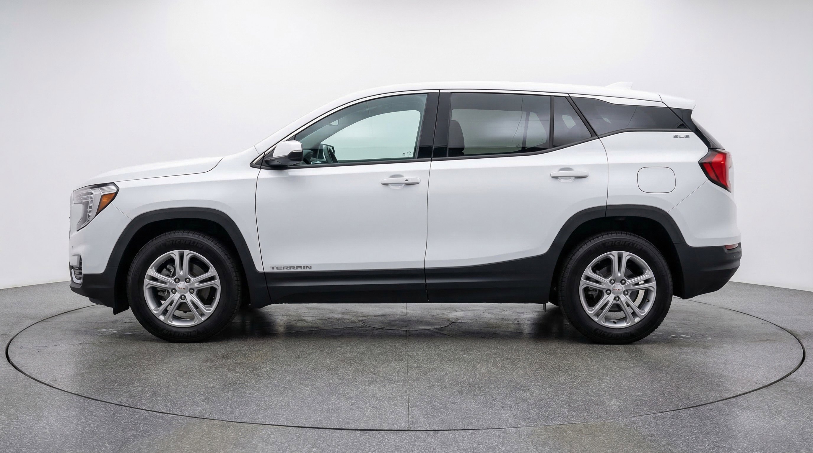 Used 2024 GMC Terrain SLE image 5