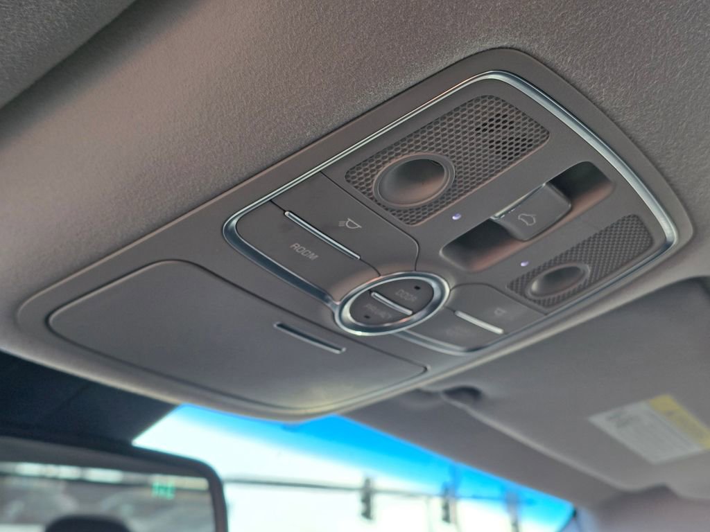 Used 2017 Kia K900 Luxury image 34