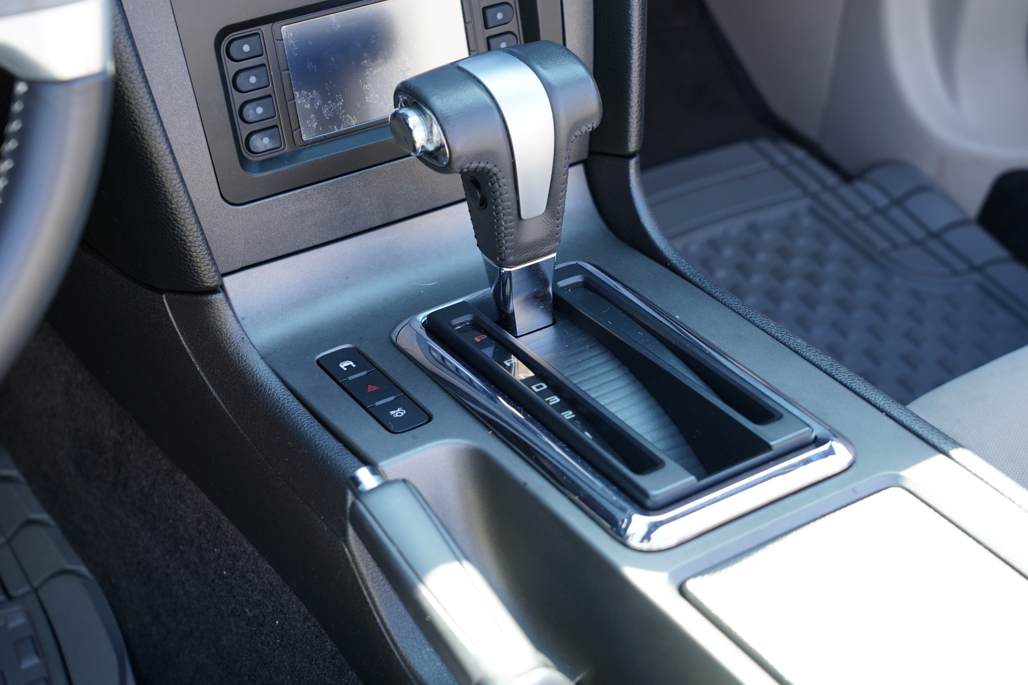 Used 2010 Ford Mustang Convertible image 21