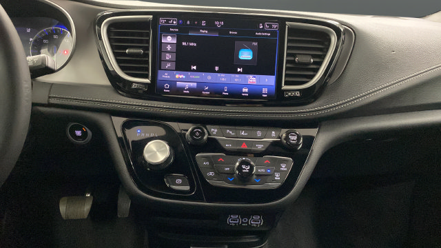 Used 2025 Chrysler Pacifica Select AWD/4WD image 13