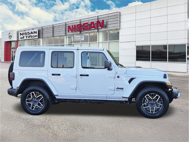 Used 2025 Jeep Wrangler Sahara image 3