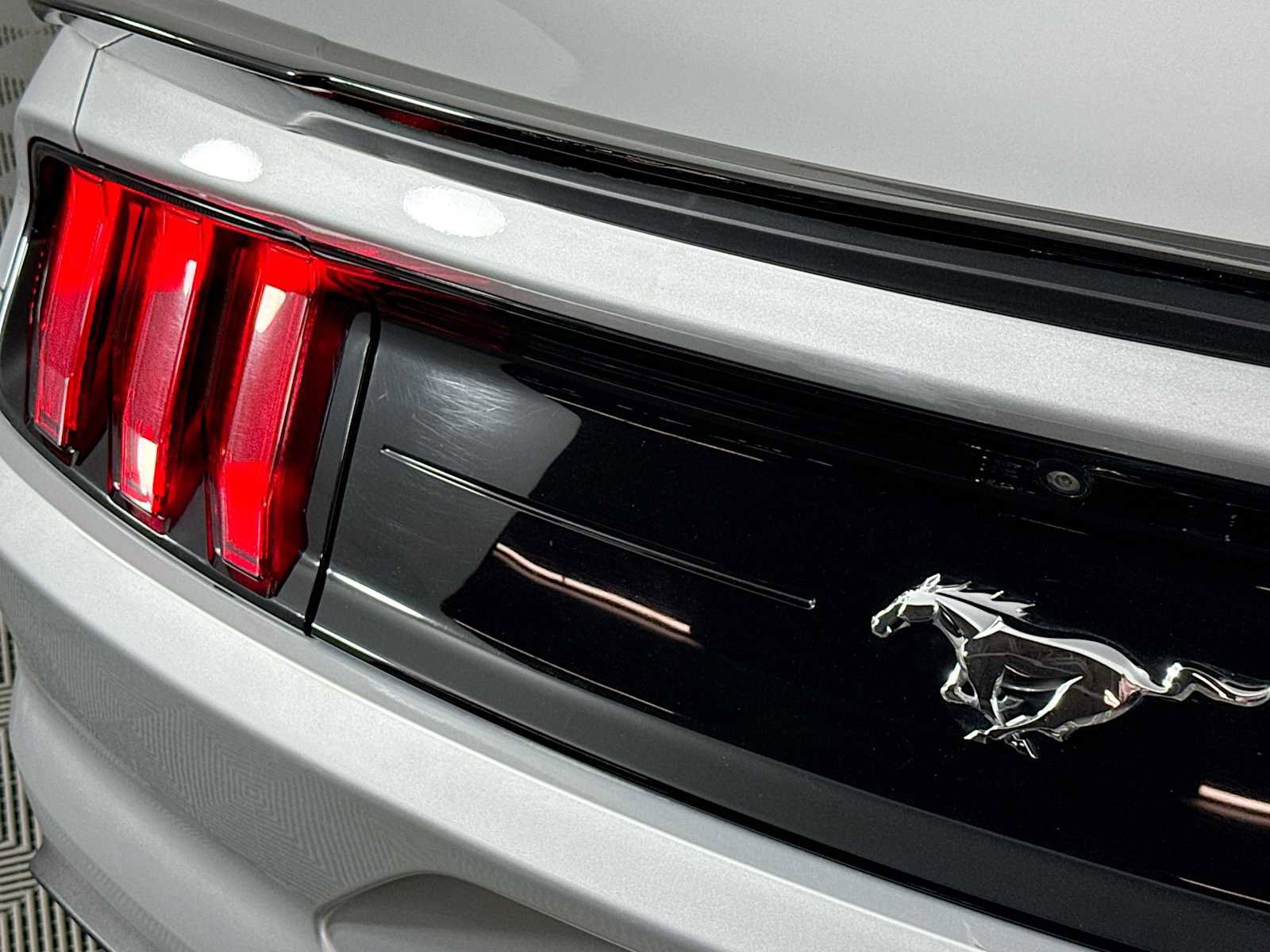 Used 2018 Ford Mustang Coupe image 24