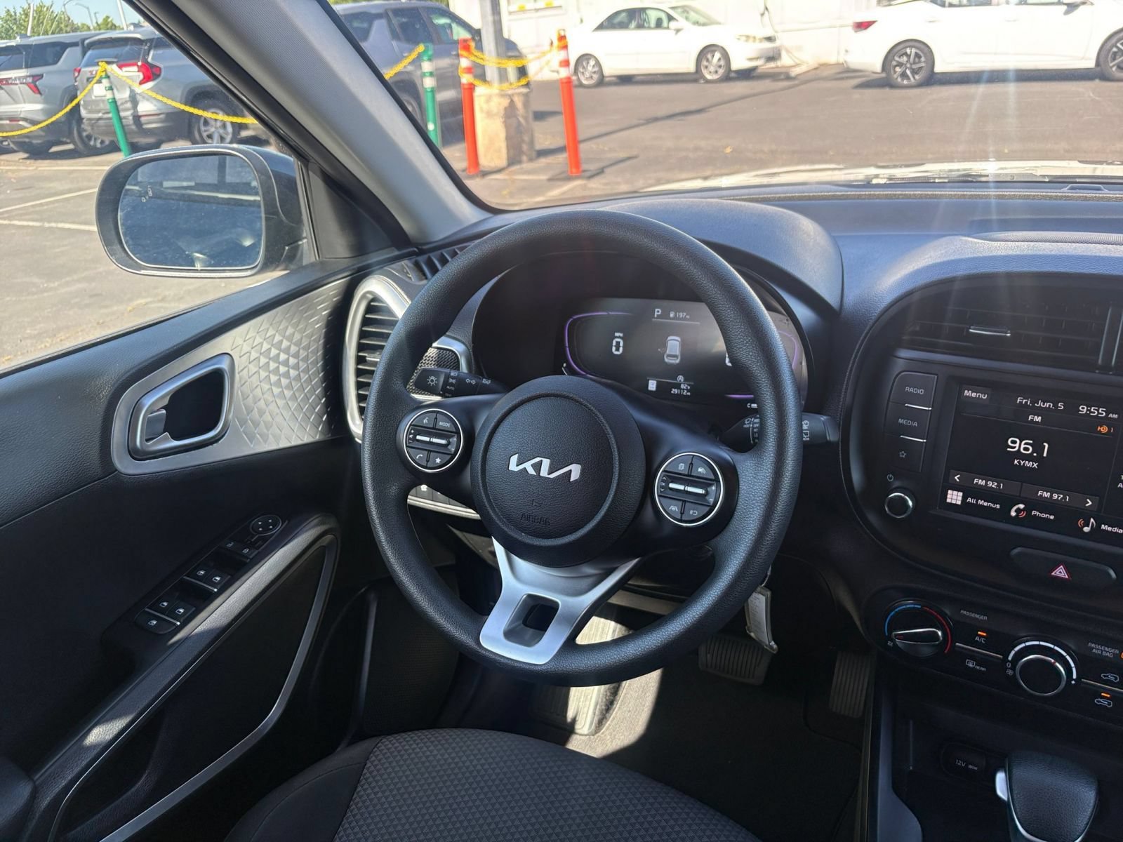 Used 2025 Kia Soul LX w/ LX Technology Package FWD image 32